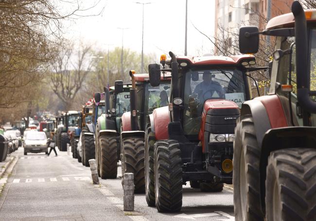 Los agricultores salen de Vitoria por Avenida del Zadorra.