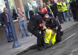 Enfrentamientos entre la Ertzaintza y los agricultores en su tercer día de protestas en Vitoria