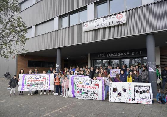 Concentración de familias la semana pasada a las puertas del centro.