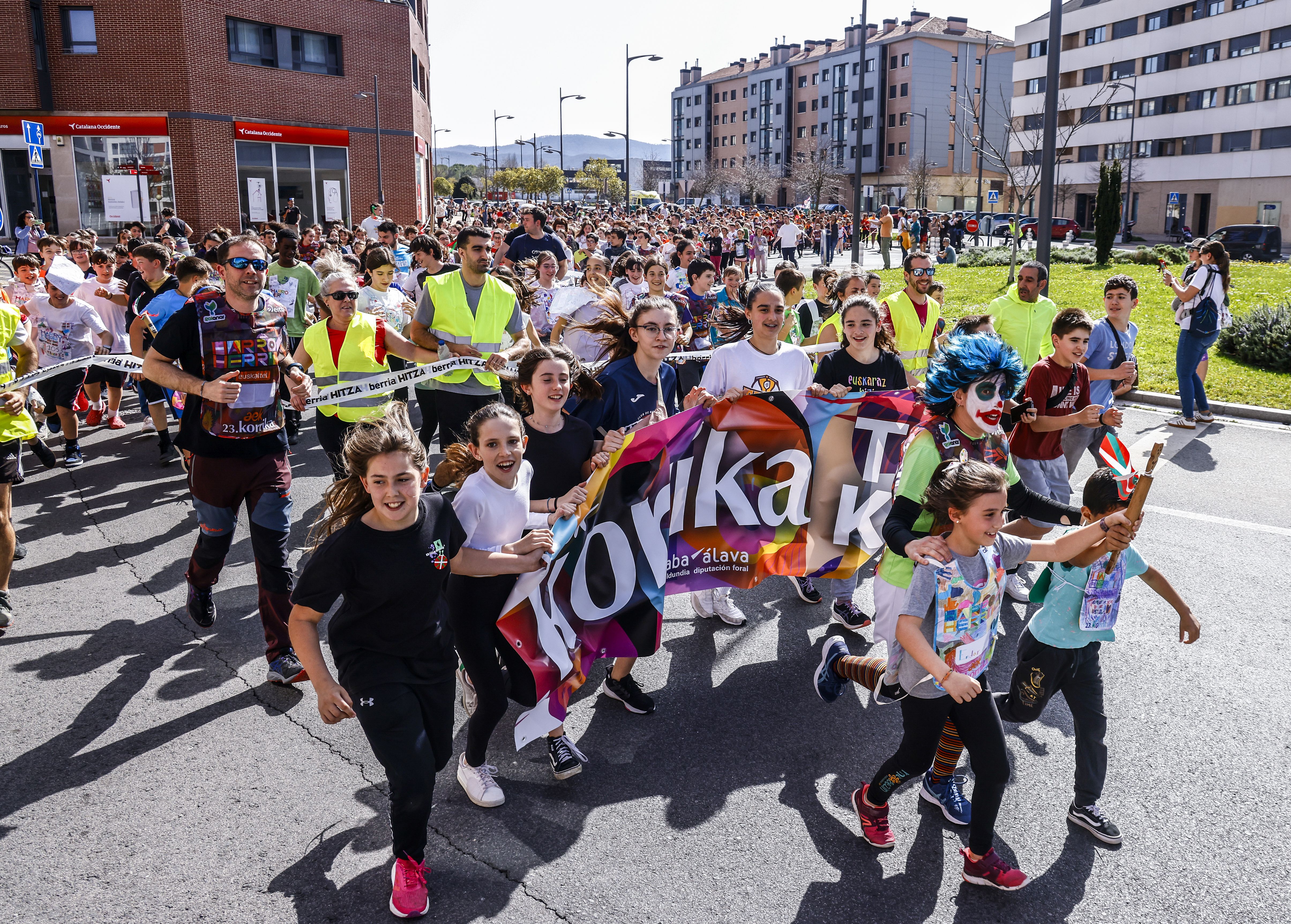 Los txikis revolucionan la Korrika por las calles de Vitoria