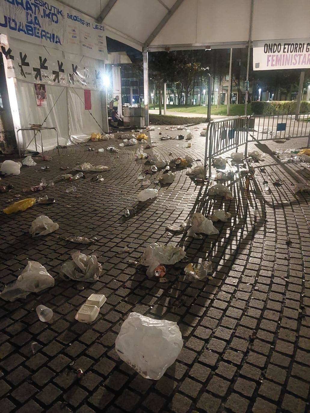 Una gran cantidad de basura inundó las calles de la localidad.