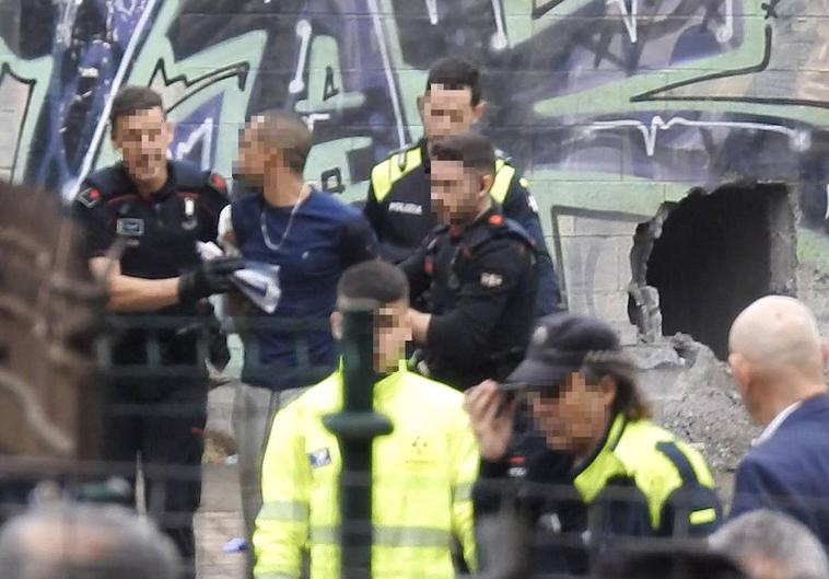 Uno de los hombres detenidos en el desalojo del túnel. A la derecha, el túnel donde pernoctan indigentes.