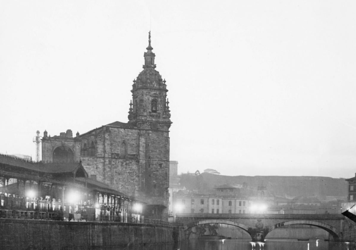 El mercado de la Plaza Vieja, junto a la iglesia de San Antón.