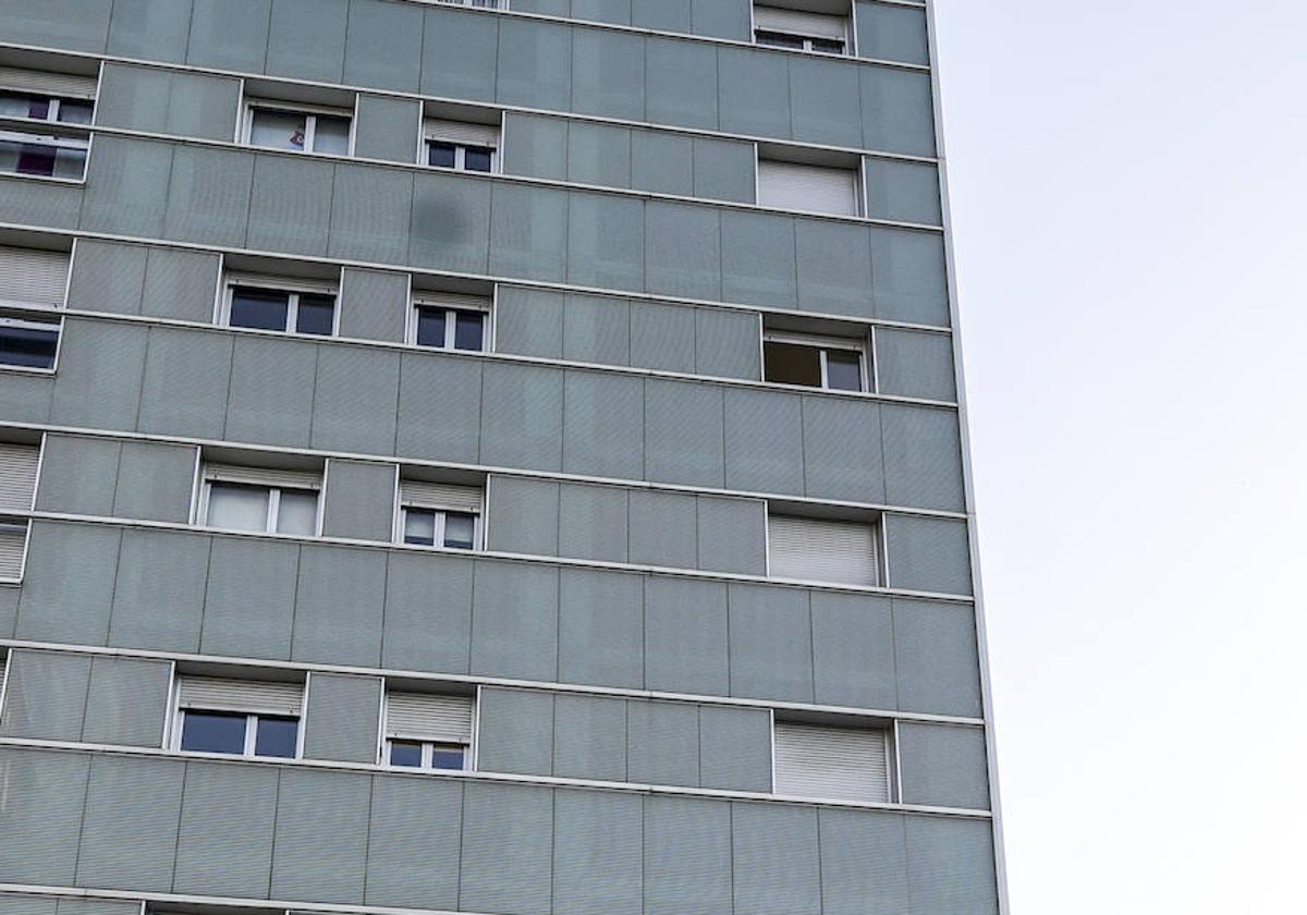 El edificio de Salburua donde tuvieron lugar los hechos.