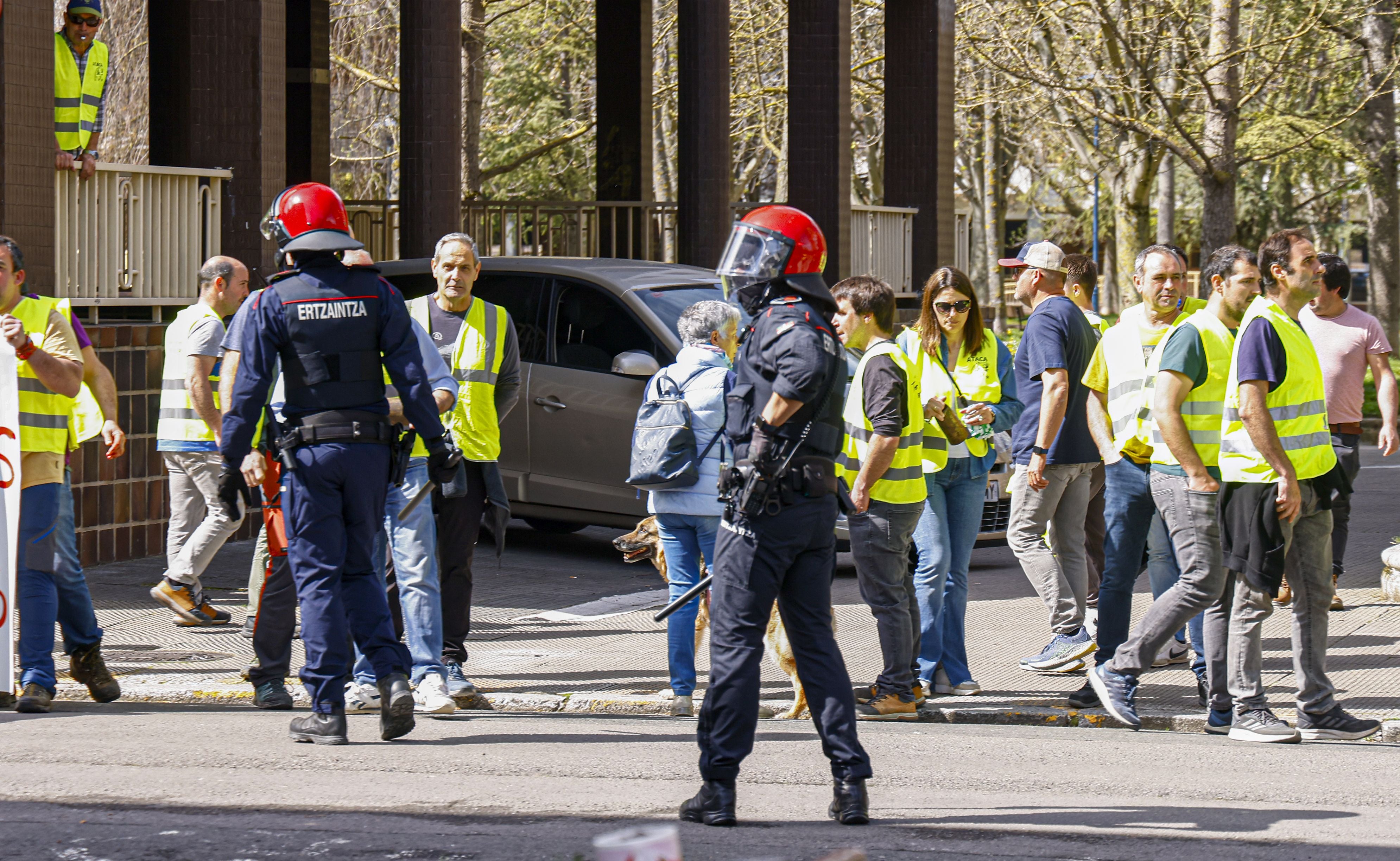 Enfrentamientos entre la Ertzaintza y los agricultores en Vitoria