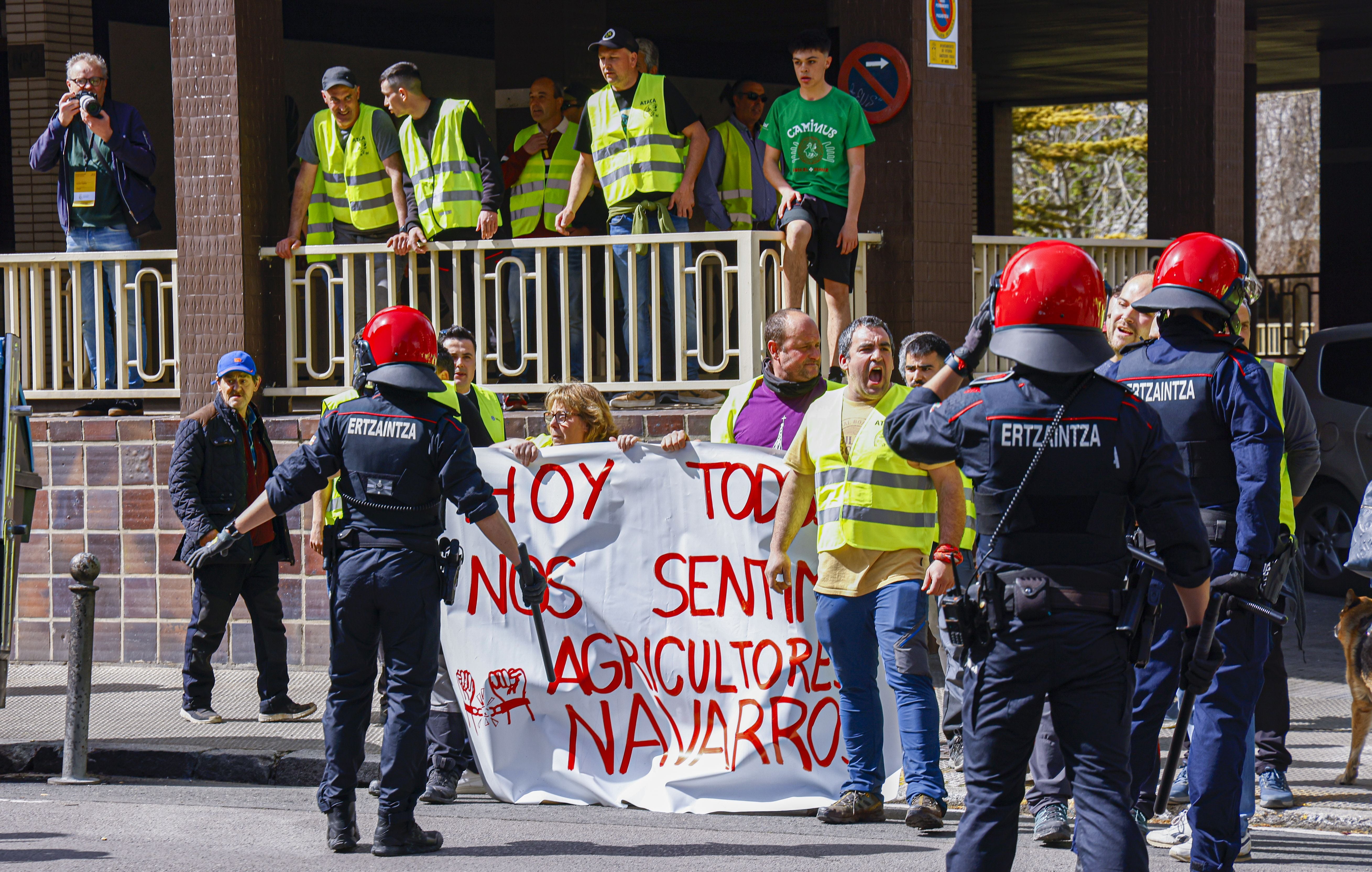 Enfrentamientos entre la Ertzaintza y los agricultores en Vitoria