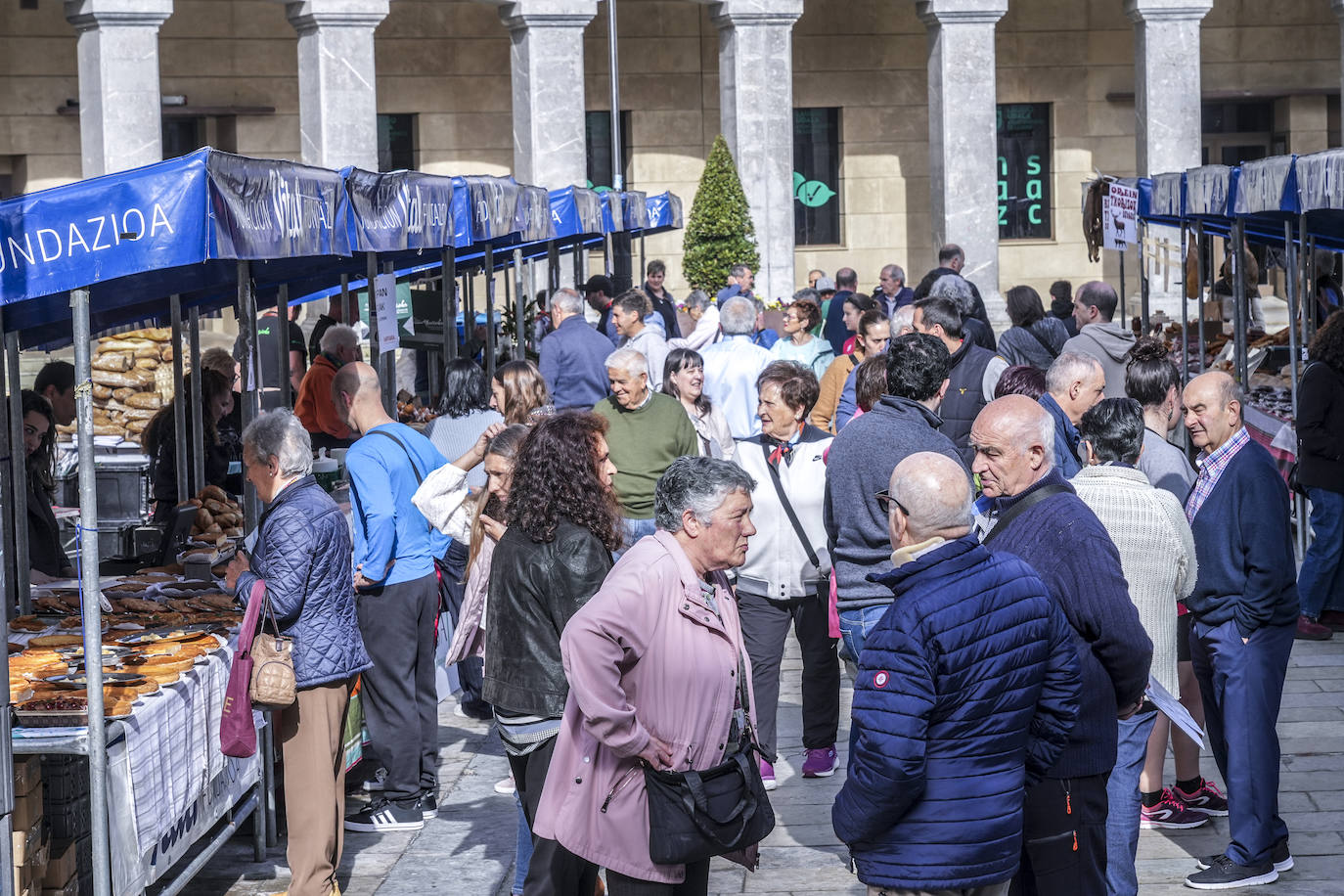 La Feria de Viernes de Dolores en Llodio, en imágenes