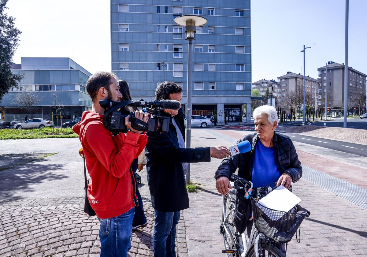 La bisabuela del bebé atiende a los medios de comunicación.