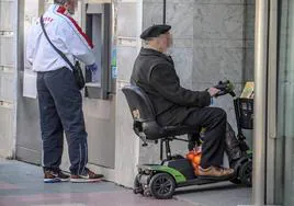 Las personas con movilidad reducida suelen recurrir a los scooter eléctricos para despazarse.
