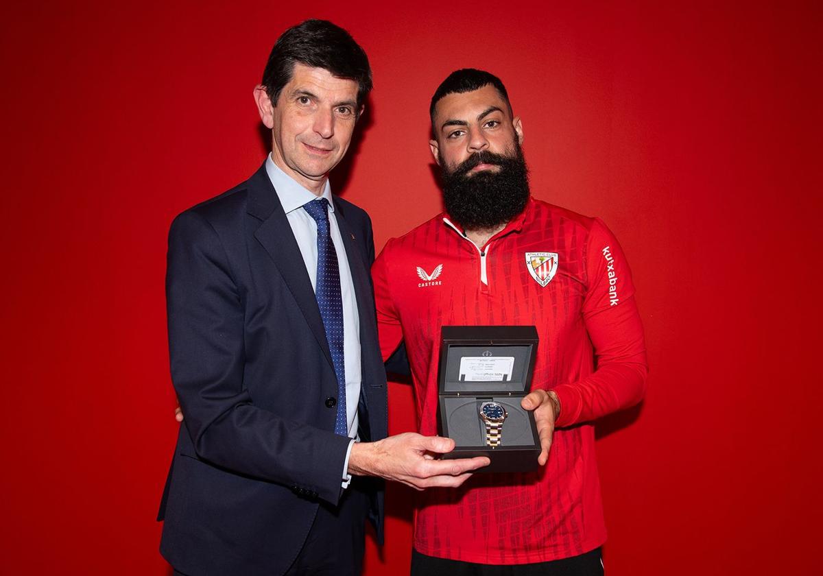 Villalibre recibe el reloj por parte del presidente albiazul, Alfonso Fernández de Trocóniz.