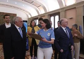 La alcaldesa, Mireia Elkoroiribe, recibió una placa distintiva por parte de la Federación Uruguaya de Fútbol.