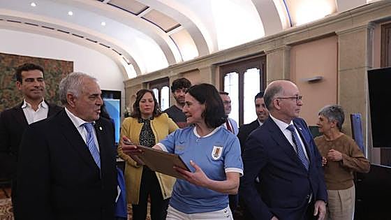 Durango recibe a miembros de la selección de fútbol de Uruguay en un acto institucional