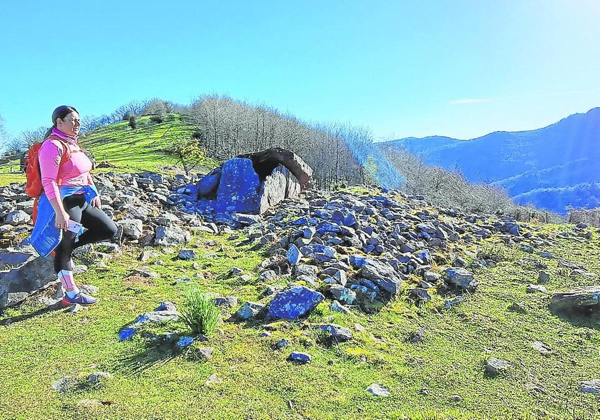 Dolmen en la ruta de ascenso a la modesta cima de Akola.