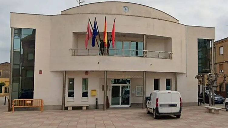Dimite una alcaldesa de Navarra tras ser cazada con la luz de su casa pinchada