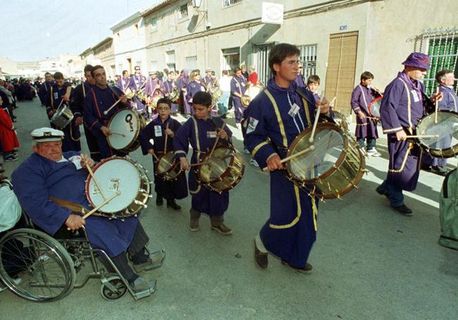 Imagen de la tamborrada de Tobarra de 2000.