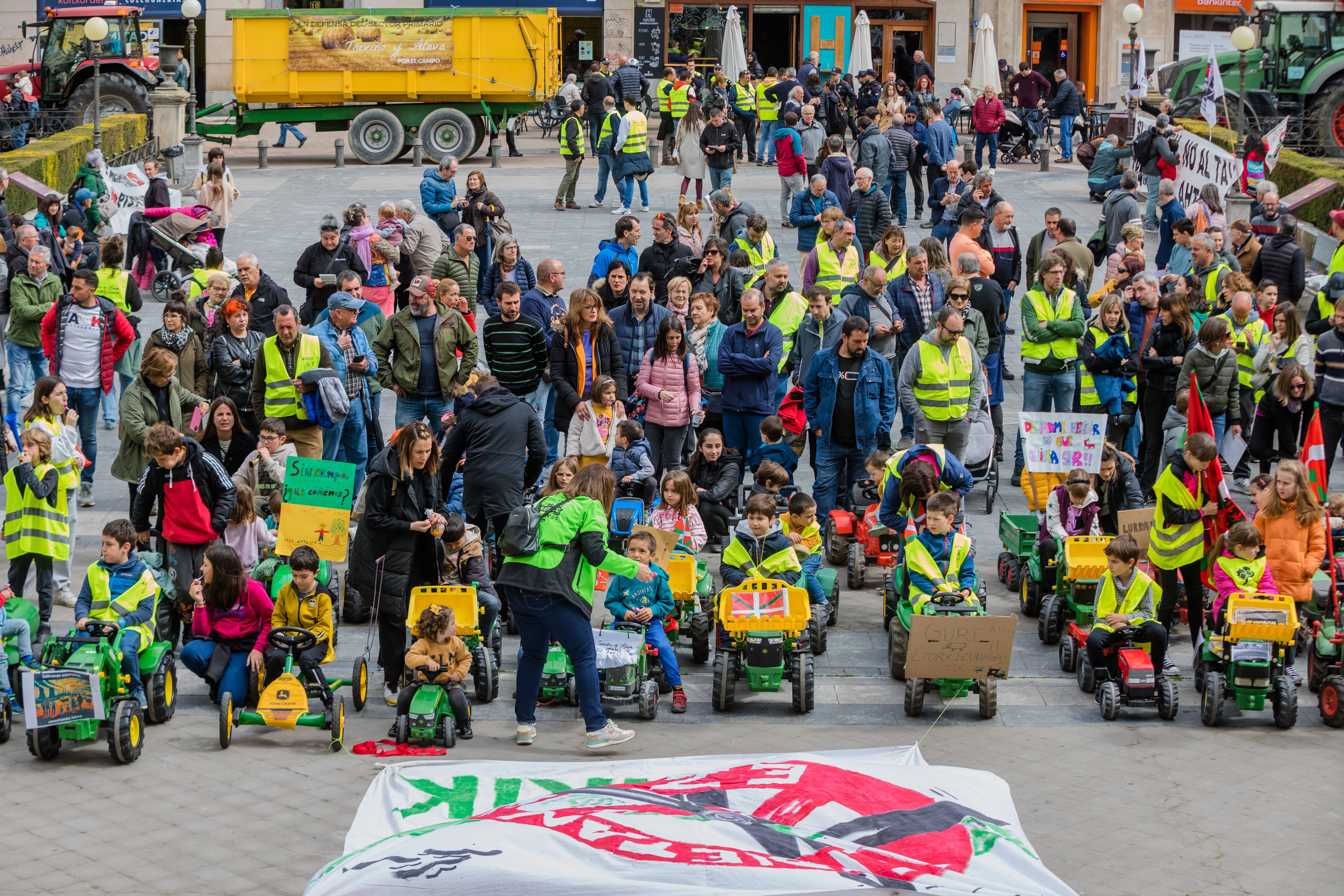 La tractorada txiki de Vitoria, en imágenes