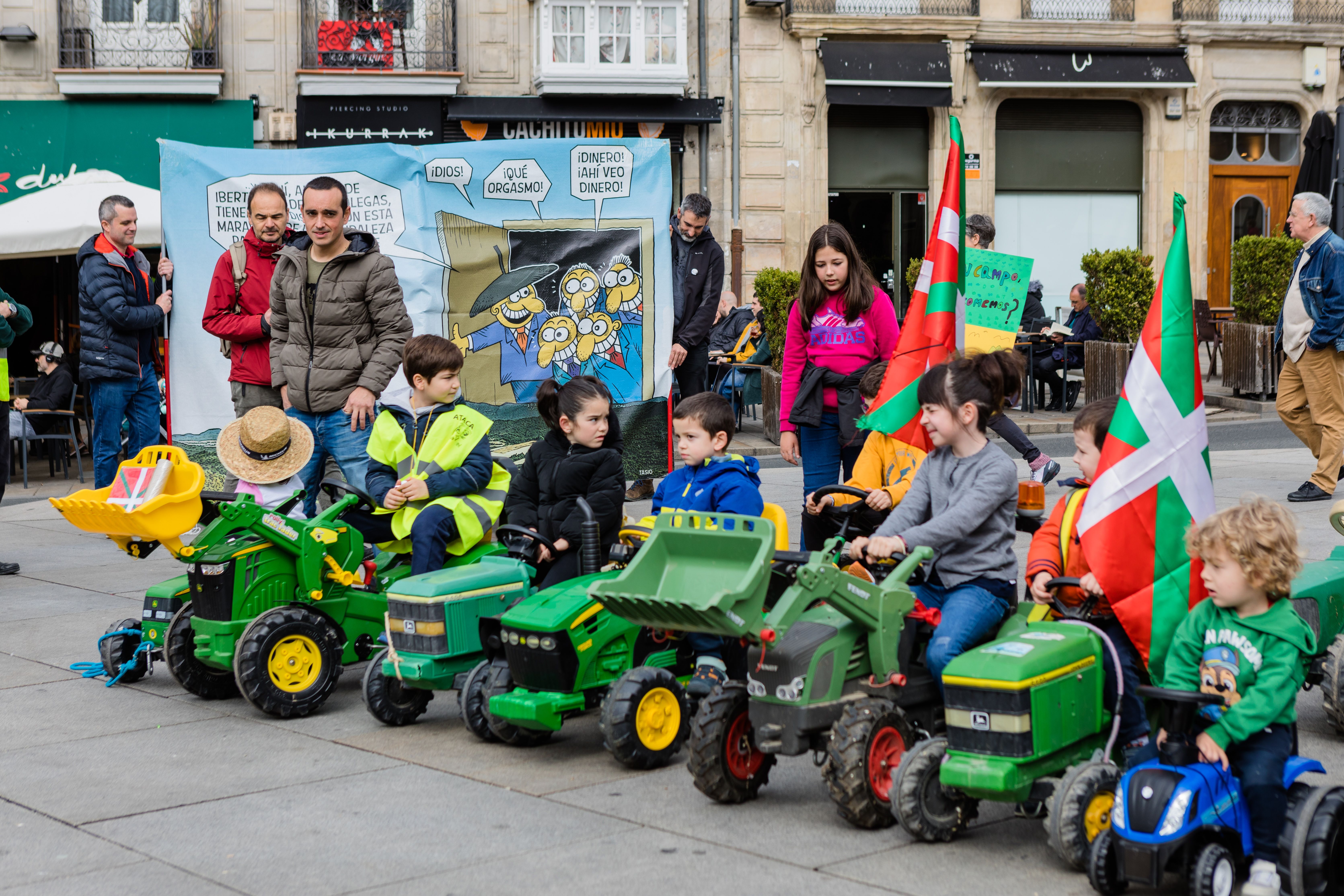 La tractorada txiki de Vitoria, en imágenes