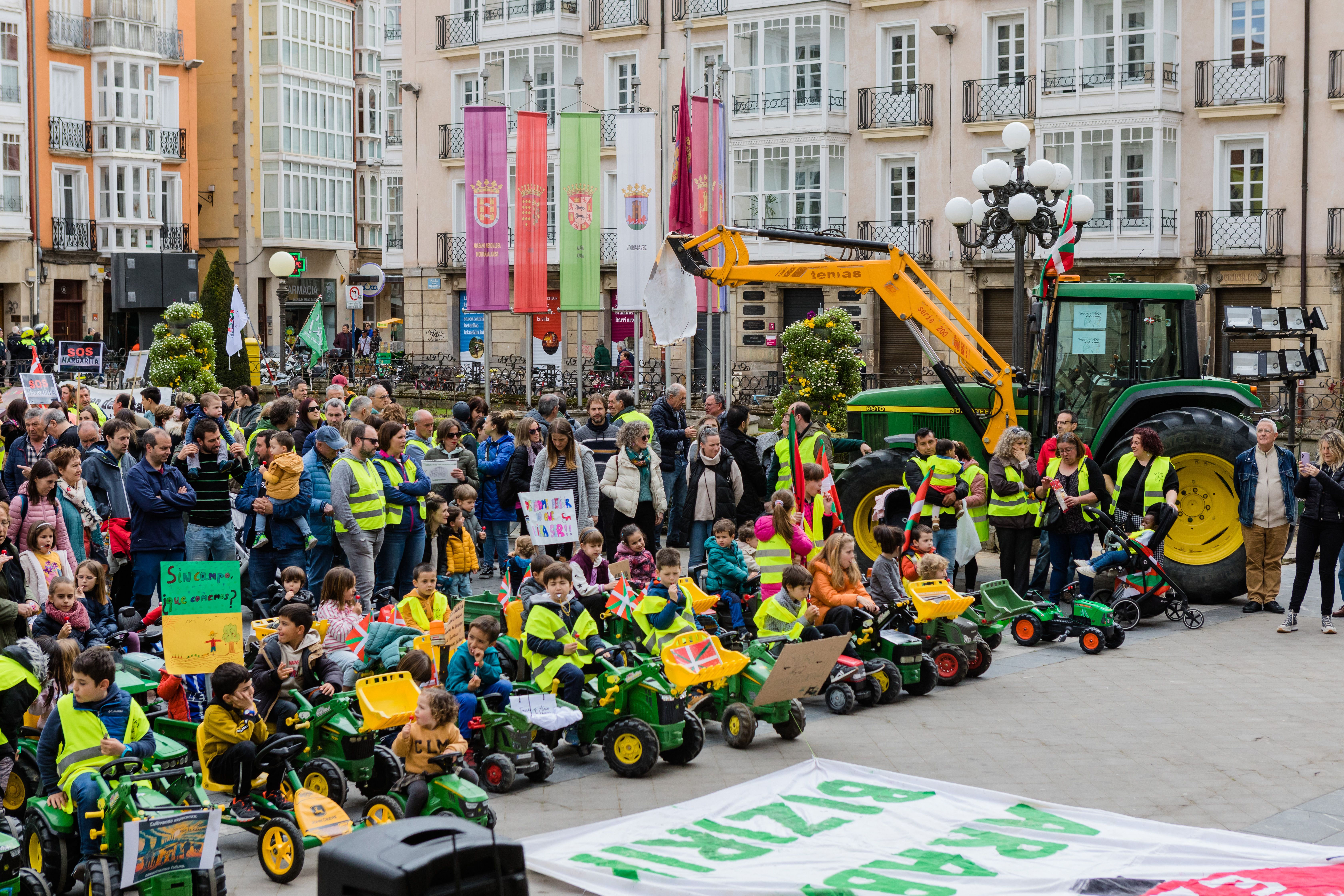La tractorada txiki de Vitoria, en imágenes