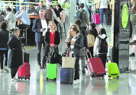 La operación salida arrancó en el aeropuerto de Loiu con 129 vuelos programados.