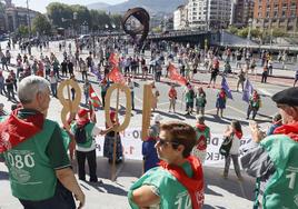 Concentración de pensionistas vizcaínos en el ayutamiento de Bilbao.