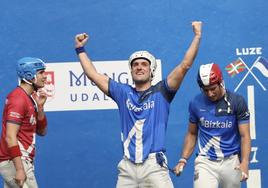 Urrutia y Necol celebran el triunfo en el frontón de Mungia.