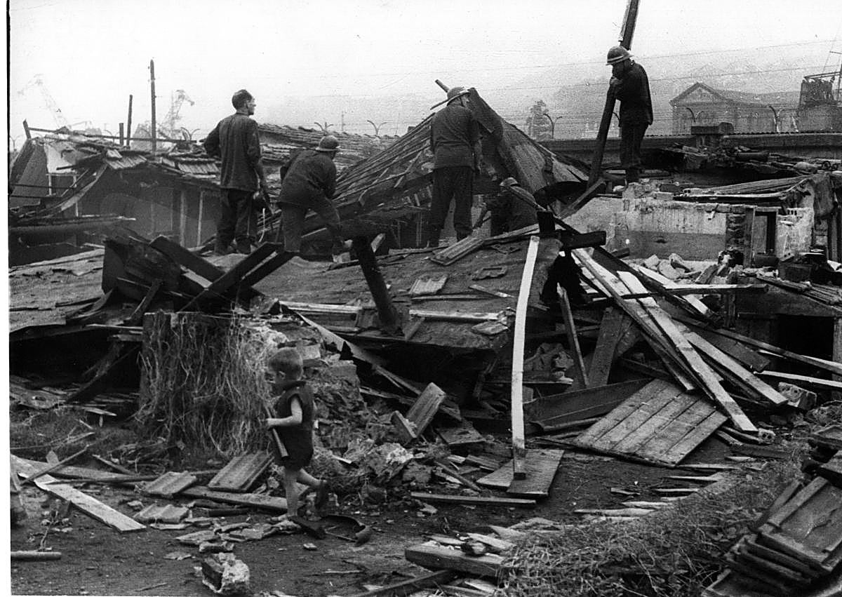 Imagen secundaria 1 - Tres momentos de la demolición del barrio, bajo la supervisión de las autoridades de la época. 