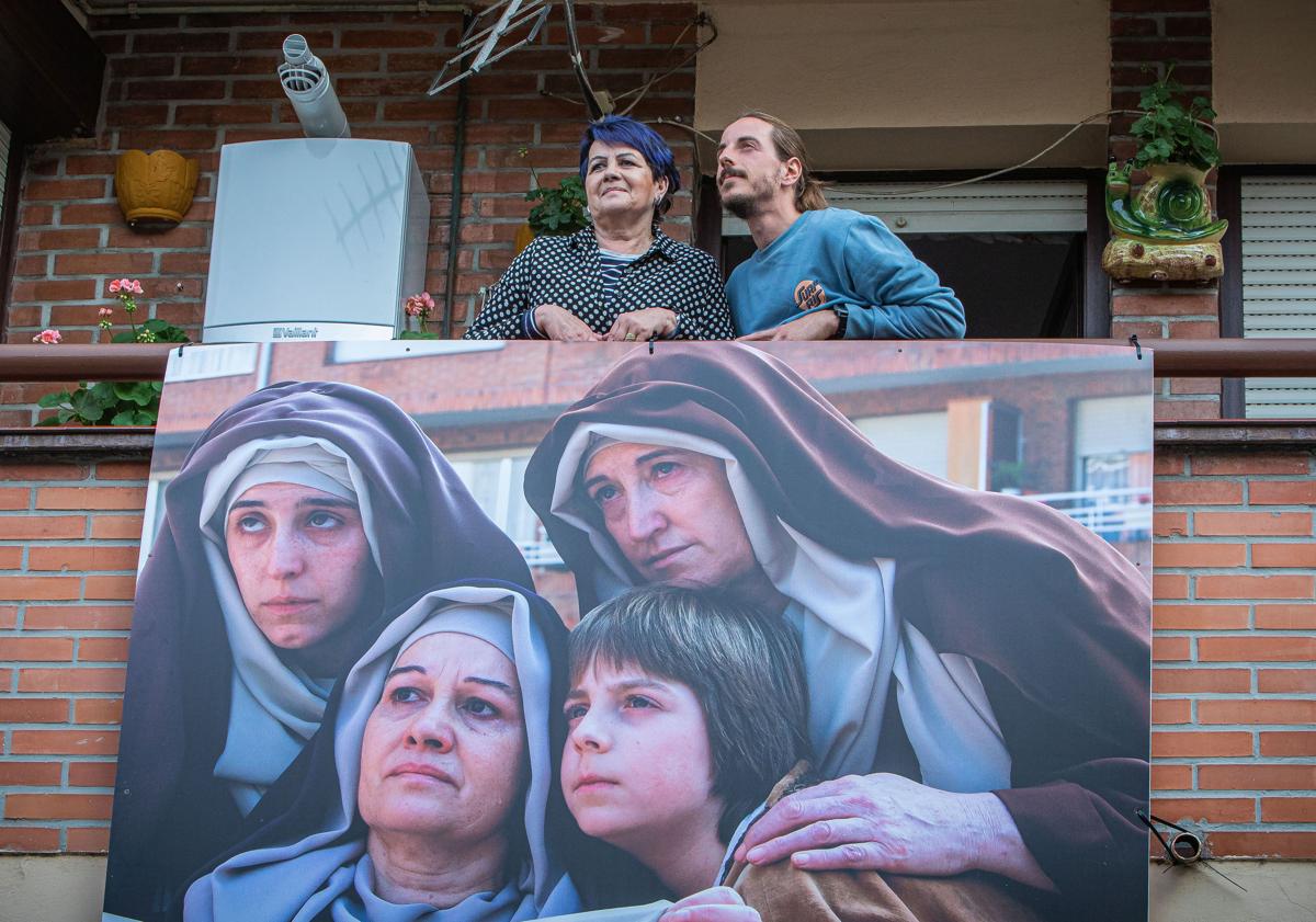 Imagen principal - Jon y Mari Carmen, en el balcón de esta, sobre la imagen de 2007 en la que aparecen ambos. En las otras fotografías, la visita a la residencia de mayores y el Cristo de este año con su tía Begoña, que encarnará a la Virgen.