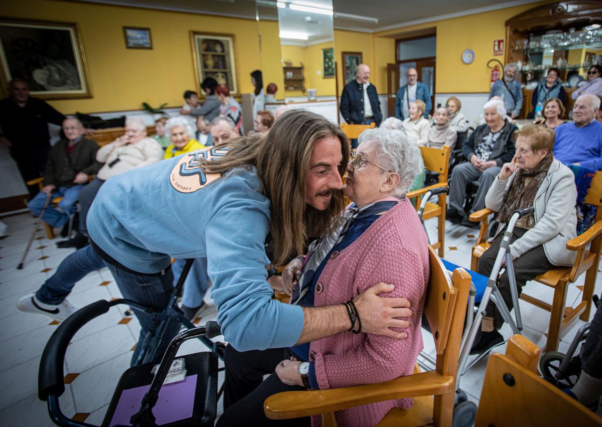 Imagen secundaria 1 - Jon y Mari Carmen, en el balcón de esta, sobre la imagen de 2007 en la que aparecen ambos. En las otras fotografías, la visita a la residencia de mayores y el Cristo de este año con su tía Begoña, que encarnará a la Virgen.