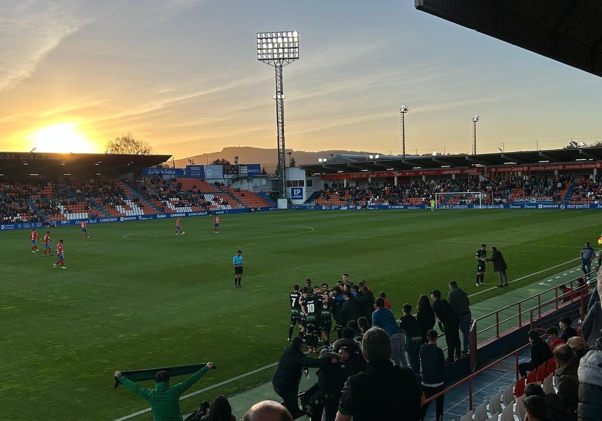 El Sestao River celebra uno de los tres goles que le marcó al Lugo.