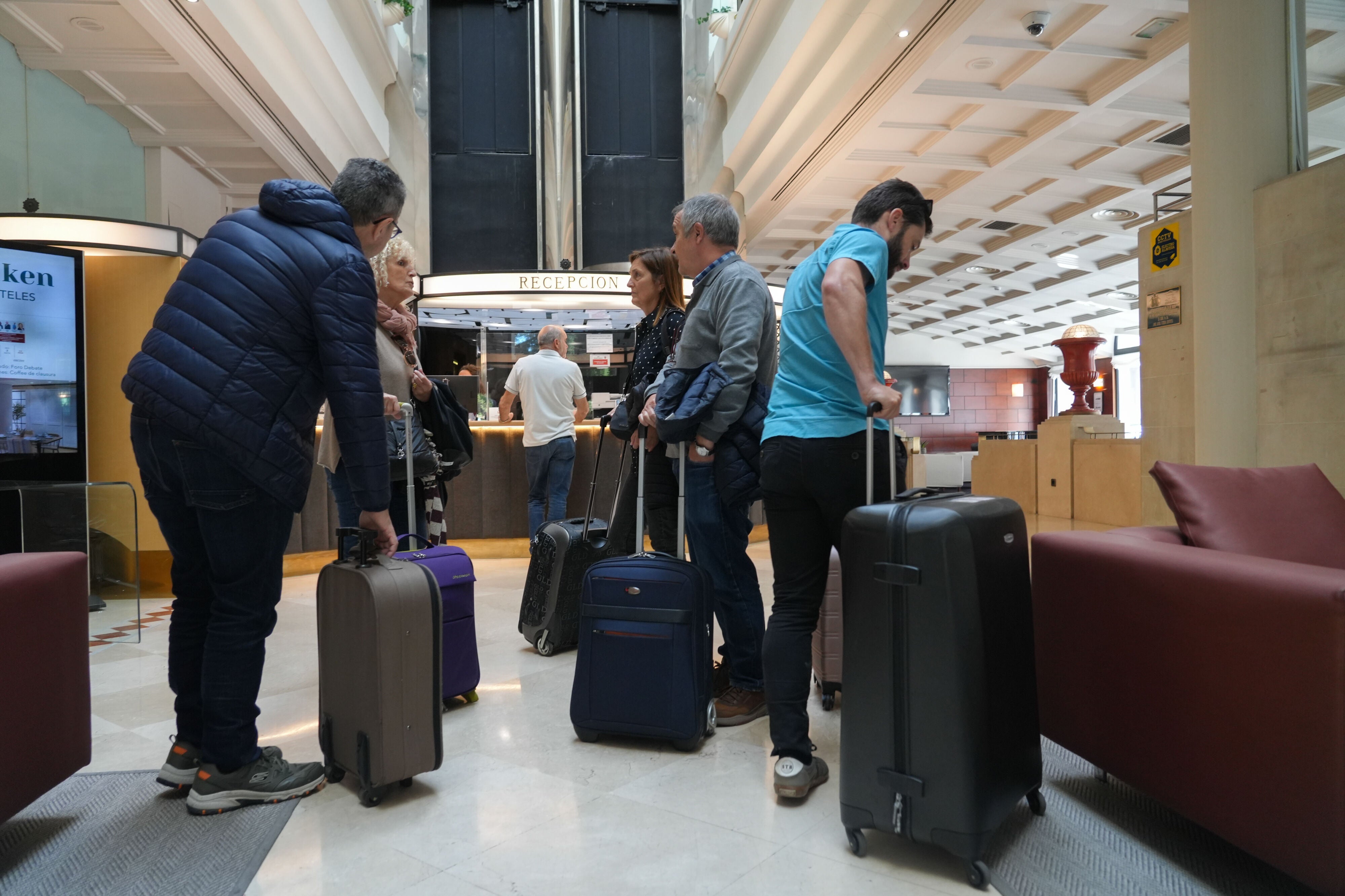 Visitantes hacen cola para registrarse en uno de los hoteles de Vitoria.