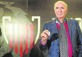 José Ángel Iribar ejerció de mano inocente en el sorteo celebrado en San Mamés.