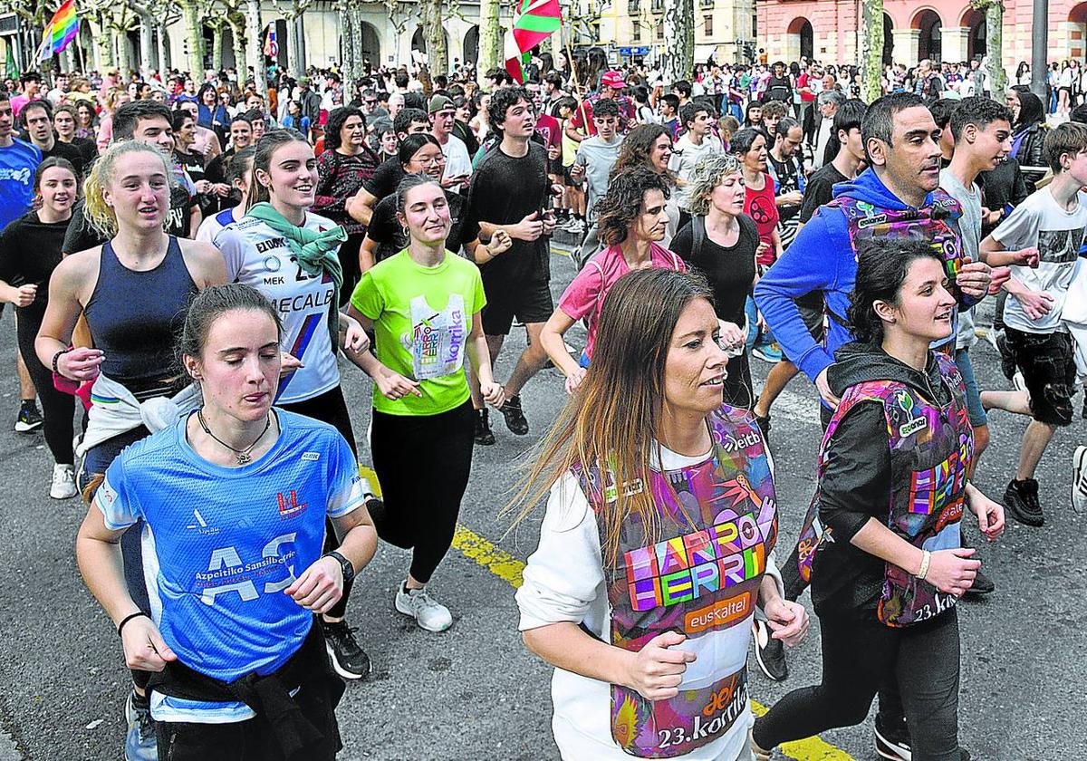 Participantes en la Korrika.