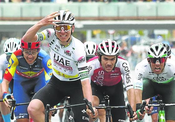 Tadej Pogacar celebra en Barcelona su cuarto triunfo de etapa en la Volta a Catalunya.