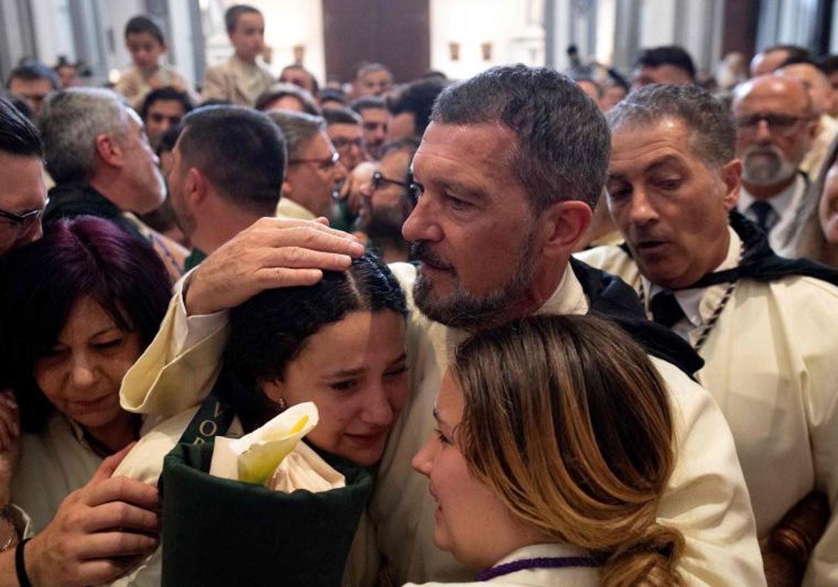 Antonio Banderas consuela a las jóvenes.