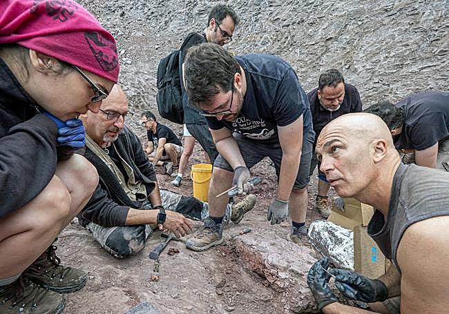 Adrián Blazquez, en el centro de la imagen, en un yacimiento.