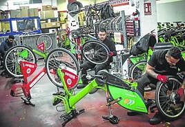 Varios profesionales de la adjudicataria Tier Mobility-Sagalés en el taller de reparación de Bilbaobizi.