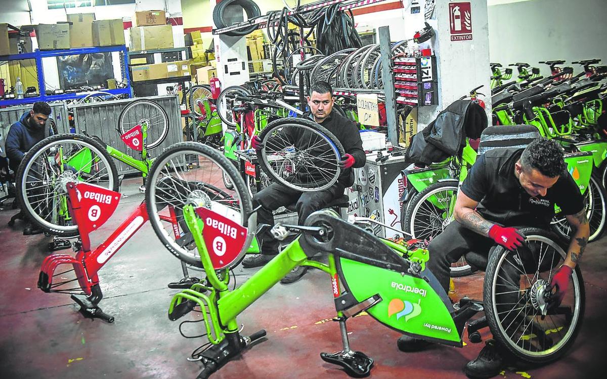 Varios profesionales de la adjudicataria Tier Mobility-Sagalés en el taller de reparación de Bilbaobizi.