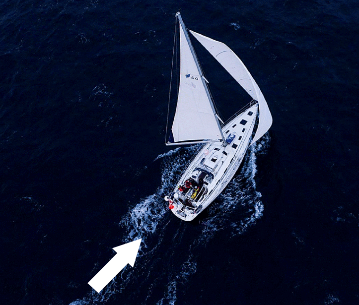 Un leve cambio de viento o de la orientación del barco cuando navega con viento de popa provoca que la botavara barra bruscamente la cubierta