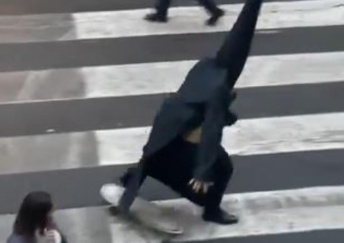 Indignación en la Semana Santa de Sevilla por el nazareno 'skater': «Es indignante»