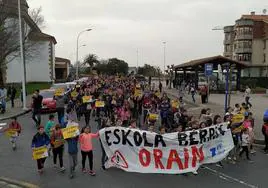 Las familias del colegio de Zipiriñe toman las calles de Sopela reivindicando una solución a la masificación del centro.