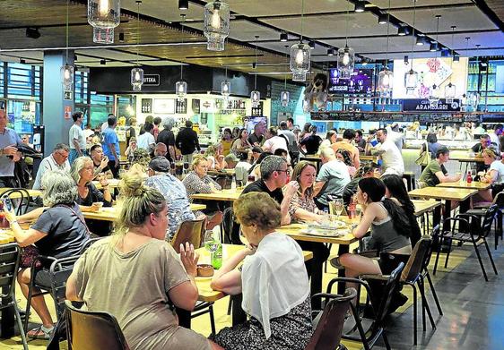 Los gastrobares del Mercado de La Ribera son un punto de atracción para muchos turistas.