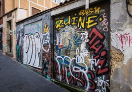 Grafitis en una pared del Casco Viejo de Vitoria.