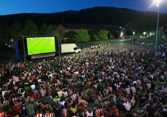 Aficionados del Athletic presencian un partido en una pantalla gigante.