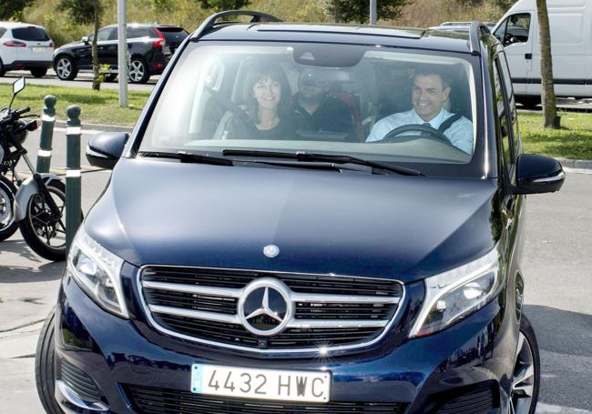 El entonces secretario general del PSOE, Pedro Sánchez, visitó las instalaciones de Mercedes en Vitoria en julio de 2015.