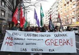 Manifestación durante la jornada de huelga de profesores de la UPV, en Bilbao.