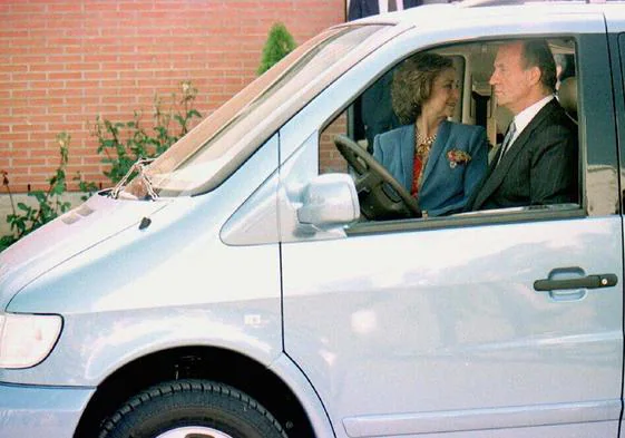 Don Juan Carlos y doña Sofía, en el interior de un monovolumen durante su visita a la fábrica en 1996.