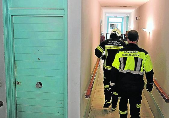 Bomberos y policías municipales acudieron este domingo al edificio de apartamentos tutelados.