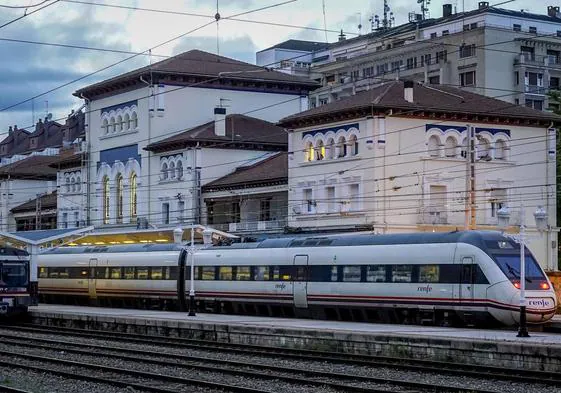 Un tren de Renfe en la estación de Vitoria.