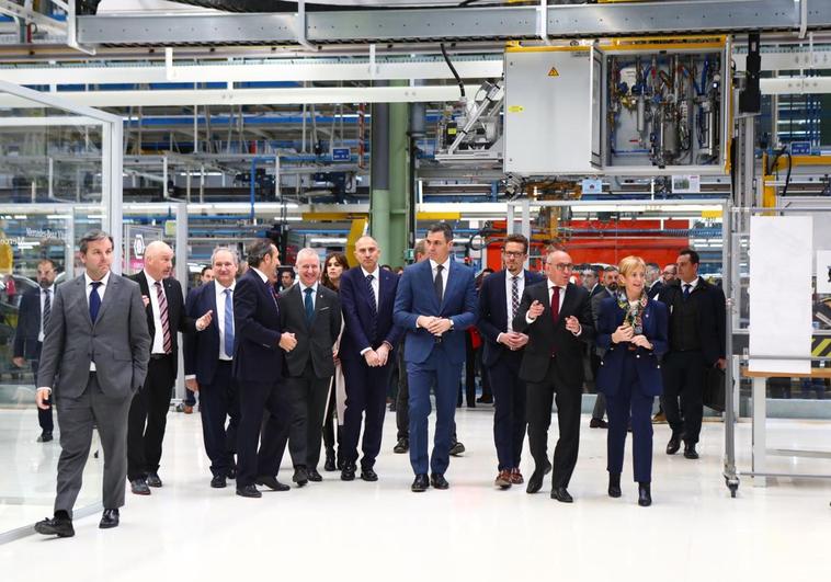 Pedro Sánchez, durante su visita a las instalaciones de Mercedes-Benz en Vitoria.