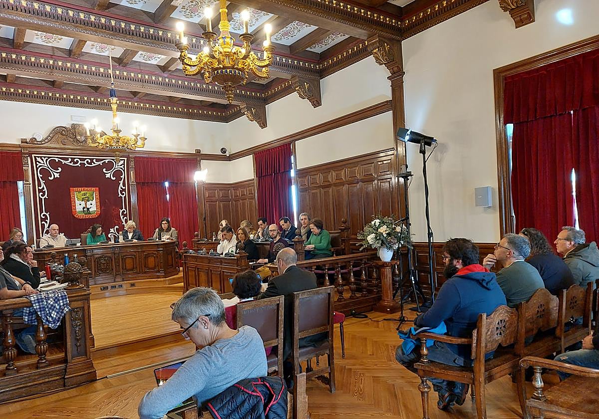 Los trabajadores de limpieza acudieron ayer al pleno para 'vigilar' que se cumplen los acuerdos alcanzados.